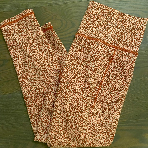 ATHLETA SALUTATION STASH ll textured micro cheetah pattern - rust . NWOT - Picture 2 of 2